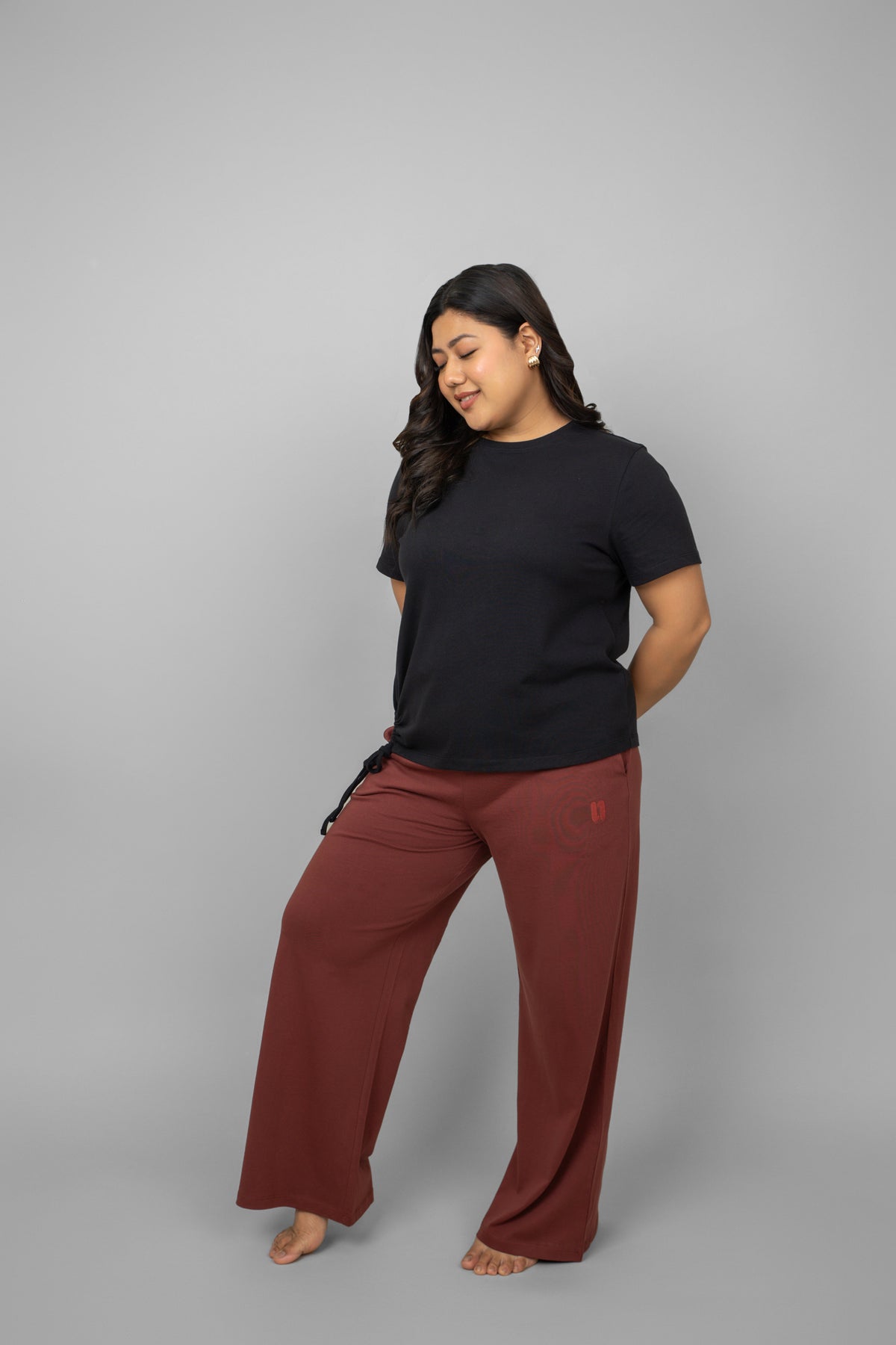 Cotton side ruched black t-shirt styled with relaxed pants.