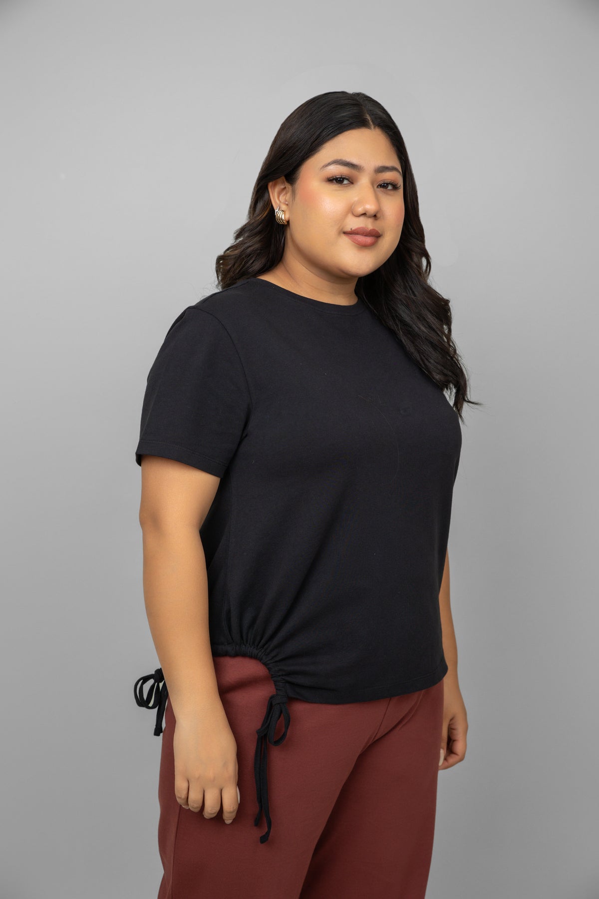 Cotton side ruched black t-shirt with stylish fit and design.