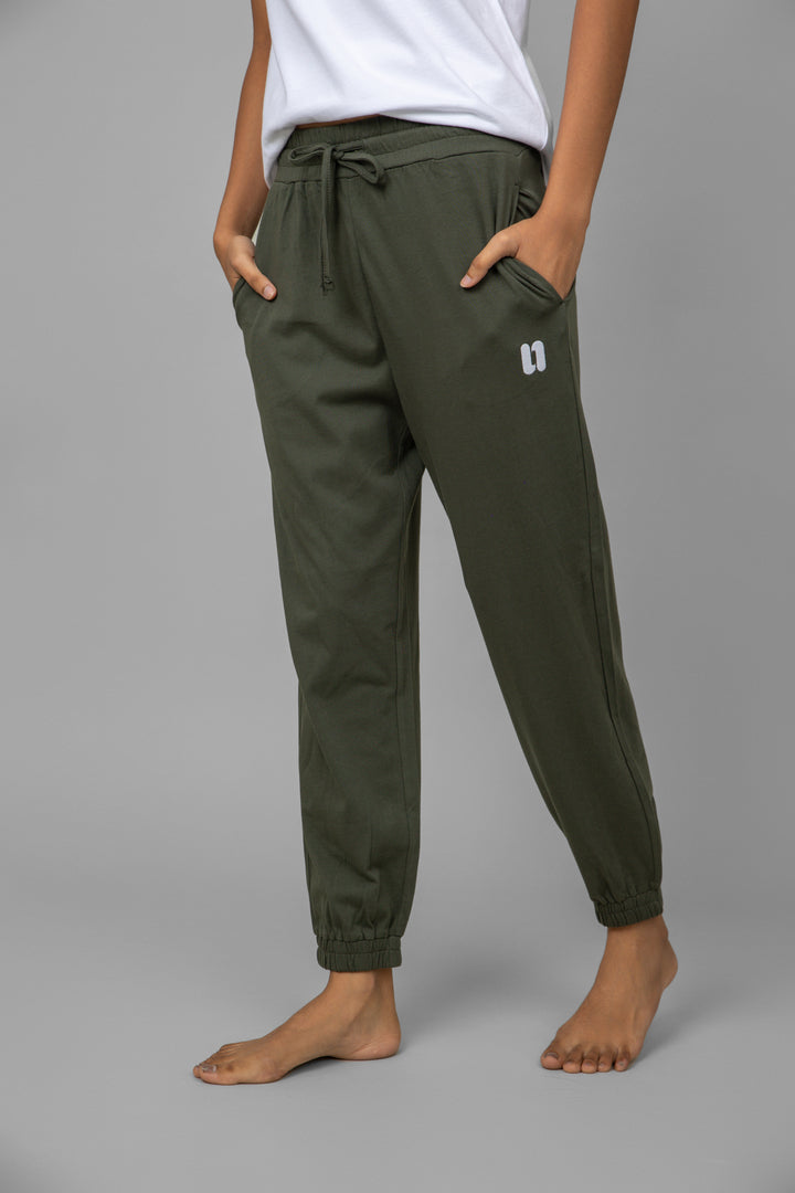 Model wearing olive green jogger set with pockets.