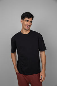 Black men’s oversized tee featuring a relaxed fit and stylish design.