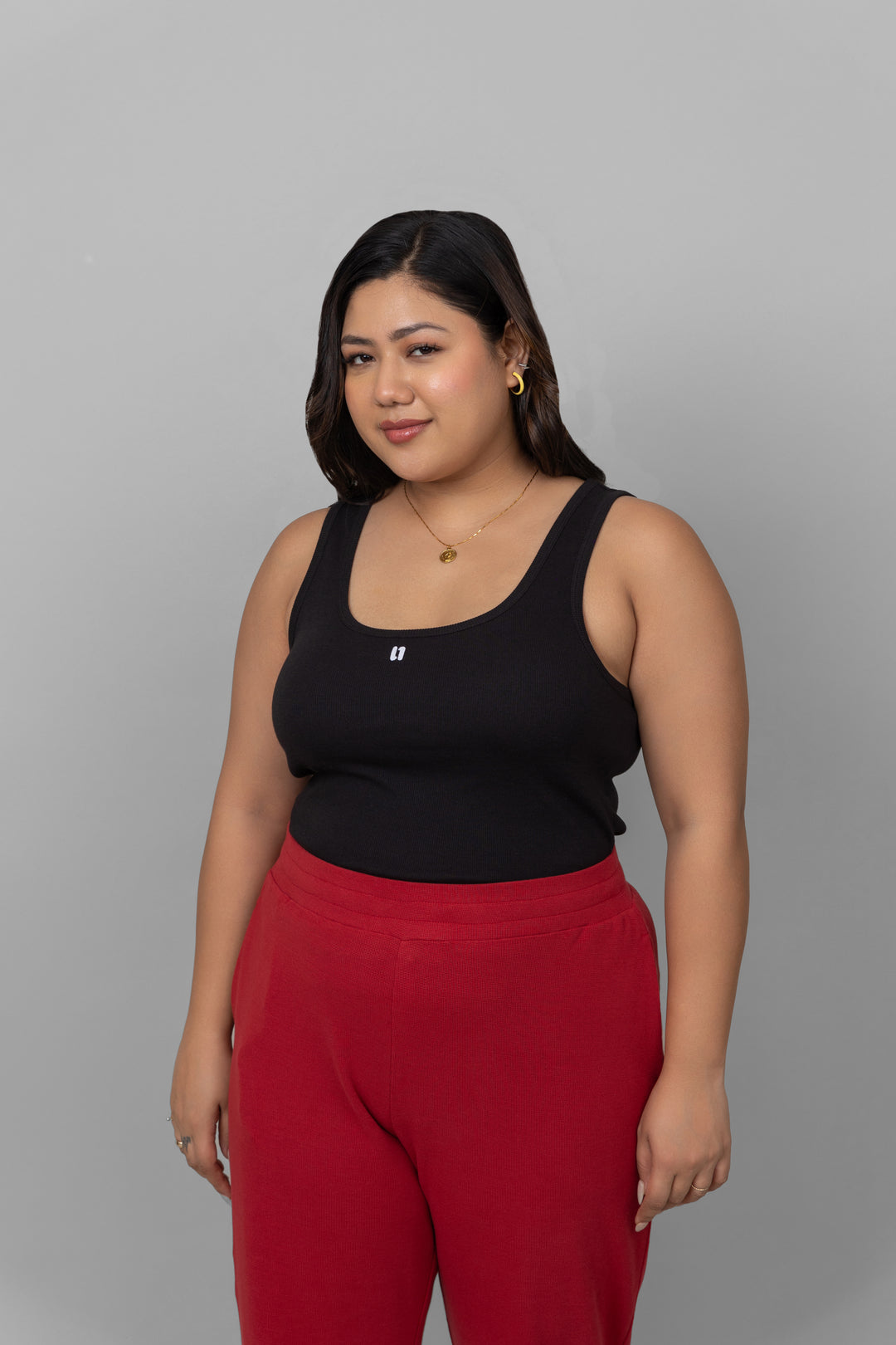 Black rib jogger set model showcasing stylish tank and jogger pants.
