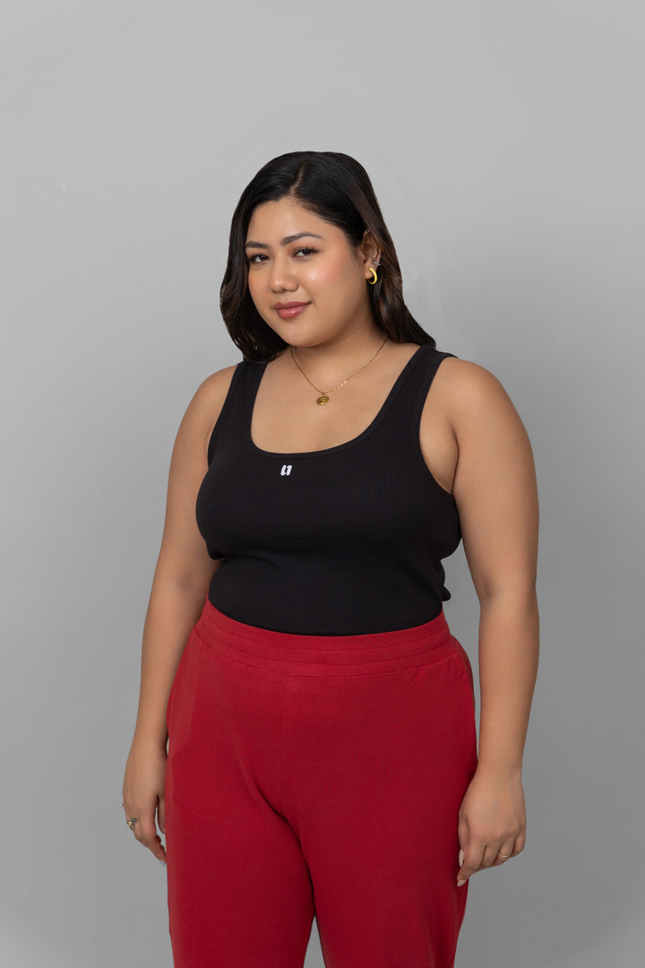 Black rib jogger set model showcasing stylish tank and jogger pants.
