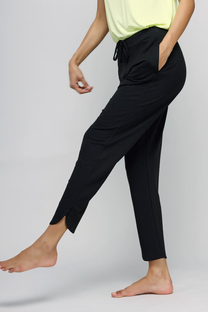 Black jogger set pants with pockets for active wear.