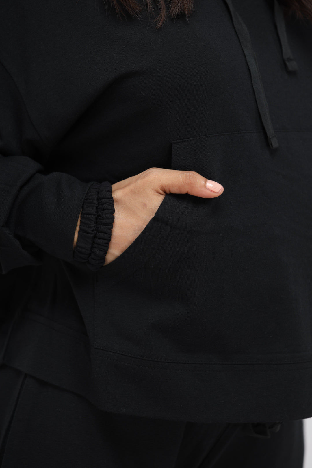 Close-up of a hand in pocket of Black Luxflow Travel Pant.